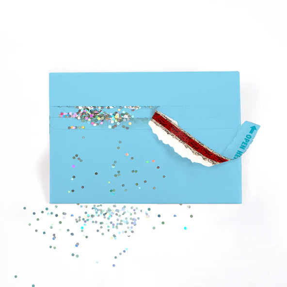 Blauer Umschlag mit Glitzerfalle